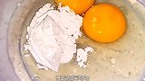 香椿不要炒着吃了，农村大妈教你新做法，外酥里嫩，出锅就光盘