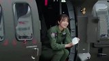 陆军航空兵女飞行员，驾驶新一代直升机直英姿飒爽