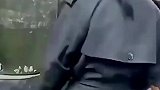 女生一拳将铁桶打凹，引起一旁男生惊呼，谁疼谁知道！