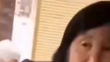老人排队刷卡坐公交