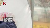 山西一面食店馒头“坐”滑梯 送餐不接触全靠推