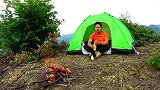 广西的天气太热，小伙拿帐篷到山顶睡觉，风太大帐篷差点被吹走