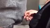 北京地铁内男子伸“咸猪手”触碰女子臀部 被乘客全程拍下