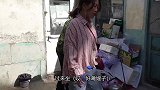 弟弟帮嫂子搬家，嫂子给弟弟抽3块一盒的烟，这待遇太逗了