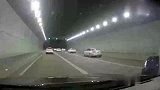 不就超个车，看不出路虎司机竖中指的意图？