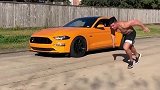 体育生居然敢跟跑车赛跑，至少起步没打滑！
