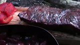 这个小伙在野外也做出外国西餐来，还是原汁原味，