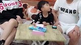 儿子问妈妈什么是面目全非，下一秒老爸遭殃了