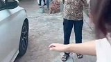 孙女刚拿到驾照准备带奶奶出去玩，奶奶不敢坐撒腿就跑