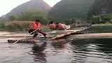 看看这师傅，如何让木筏子过坎！这才是老司机！