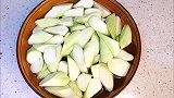 丝瓜搭配五花肉一起炒，鲜美清甜的丝瓜混合着肉香，别提多好吃了