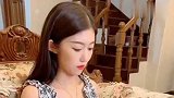 儿子跟儿媳要亲亲，老爸在一旁竖起大拇指，下一秒都忍住别笑