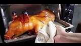 胖妹288元买只烤乳猪，外皮酥脆太馋人，老爸手抱着啃，真过瘾