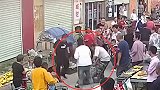 因争抢摊位起冲突 俩老人携子女互殴对方