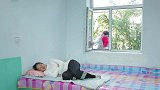 小伙入室打劫，遇见机智美女，结果钱没捞着还倒贴300元