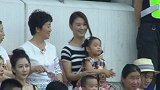 中国足协杯-17赛季-淘汰赛-1/4决赛首回合-权健太太团看台争艳 张鹭娇妻怀抱爱女场面太温馨-花絮