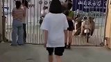 妹子，你这样容易挨打，让旁边的妹子情何以堪