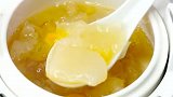 昼夜温差大，容易着凉感冒，试试这碗金桔雪梨银耳汤吧！