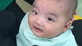 小宝宝剪光头的时候好乖，小模样真俊俏，好可爱！