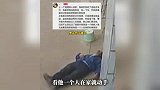 男子在家门口被黑衣男一拳打倒昏迷，家属：打人者被抓后以身体不舒服放了出来