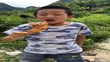 小男孩在外面吃鸡腿，一口咬下去，我看的口水都出来了！