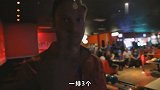 爸爸带五胞胎去打保龄球，孩子们被娃娃机吸引，童言童语超逗趣