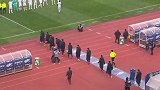 赵旭日阿奇姆彭率领双方球员入场 两队多人轮换球员神情放松