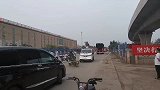老公下班回家，一碗白水煮面条吃出大餐的感觉，真带劲