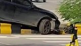 先把车开远点，再下来看看车子坏没坏