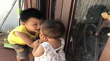 妹妹被妈妈训哭了，暖心的哥哥安慰完妹妹，去找妈妈理论！