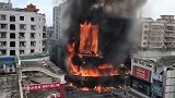 广东清远一服装店发生火灾火焰吞噬整栋楼 暂未发现人员伤亡