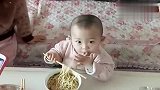 萌娃吃面条，这个办法是谁想出来的，再也不怕他玩面条了