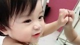 萌娃照镜子呢，还捂住了耳朵