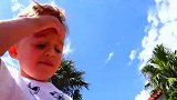 小正太开了家玩具车行，把车子擦的很干净
