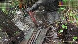 老外今天运气爆棚！水里捞出六根炮弹，洗一下跟新的一样！