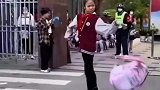 她丢掉了书包，但是又背起了显眼包