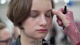 女孩把丝袜套在脸上化妆，众人不解，取下丝袜后惊呆众人！