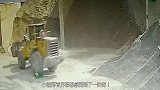 男子刚离开工地，不料就被铲车碾压，监控拍下揪心一幕！