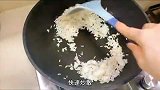 一分钟教会你，炒饭这么做焦香松软，虾仁菠萝炒饭好吃到拍手跺脚