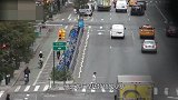 诡异一幕！无人驾驶摩托车穿马路 监控记录下全过程