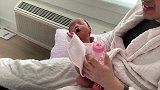 宝宝出生第一周，爸爸叫他起床，解开包被心都萌化了！