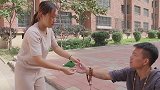 大师算命不灵不要钱，美女的做法太绝了，大师欲哭无泪