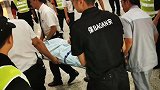 男子边走路边低头“追剧” 一脚踏空从30多级扶梯上滚下
