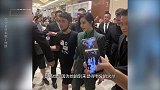 范冰冰现身上海捞金，七八位男士护驾，玉面朝天气场超强！