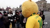 足球-18年-人气爆棚!巴西队吉祥物街头炫技 与球迷合影互动-专题