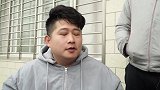 二货过年回家给老头买了一件礼物，结果被老头追着打，太逗了！