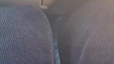 高速上堵车，女生憋尿憋得难受