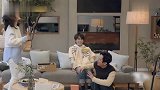 何炅谢娜互送新年礼物，何老师却笑趴在易烊千玺脚上