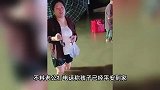 女子掉下水道被救后当人形警示牌：我险些遇难，不能让别人再遇险