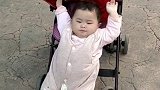 宝宝刚学会走路，让她坐在车子上就这样逃出来，真是拴不住了！